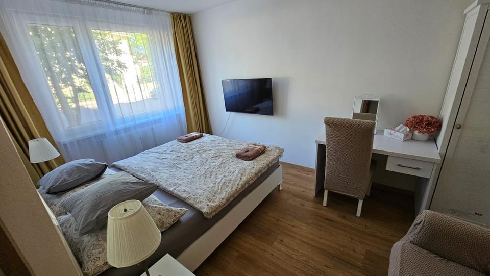 Photo of the whole room, Bedroom