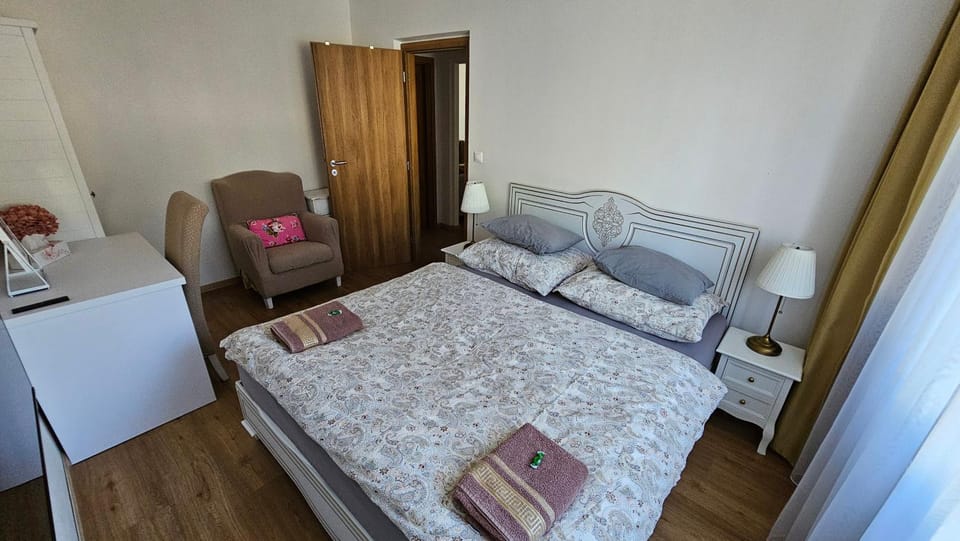 Photo of the whole room, Bedroom, towels