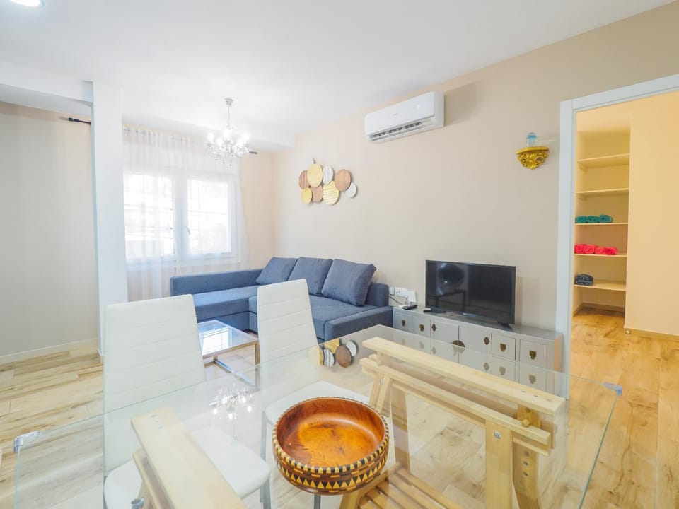 TV and multimedia, Living room, Seating area, Dinner, air conditioner