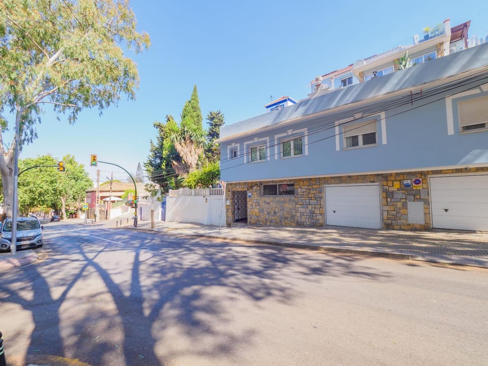 Property building, Neighbourhood, Parking