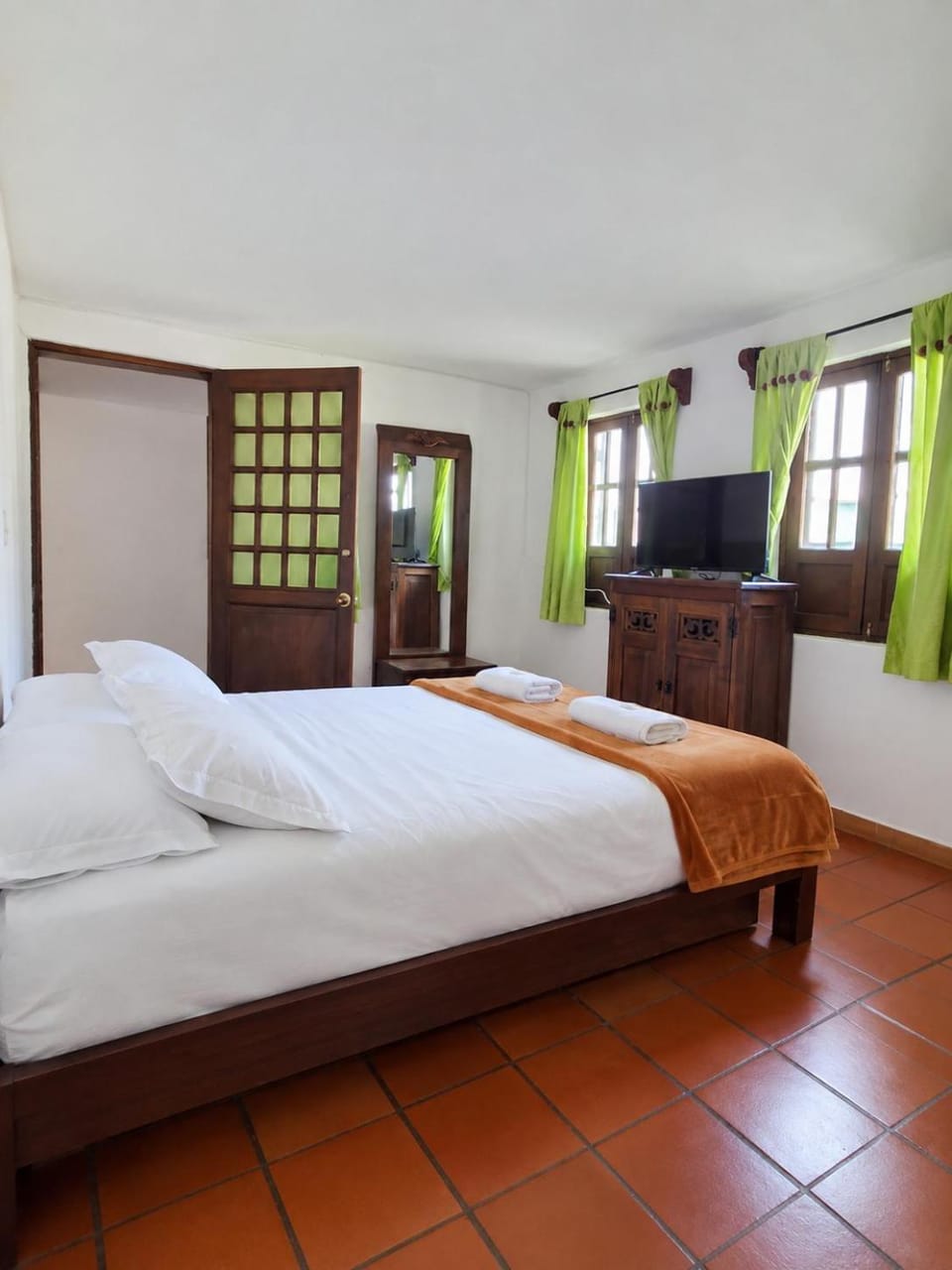 Bed, TV and multimedia, Photo of the whole room, Bedroom
