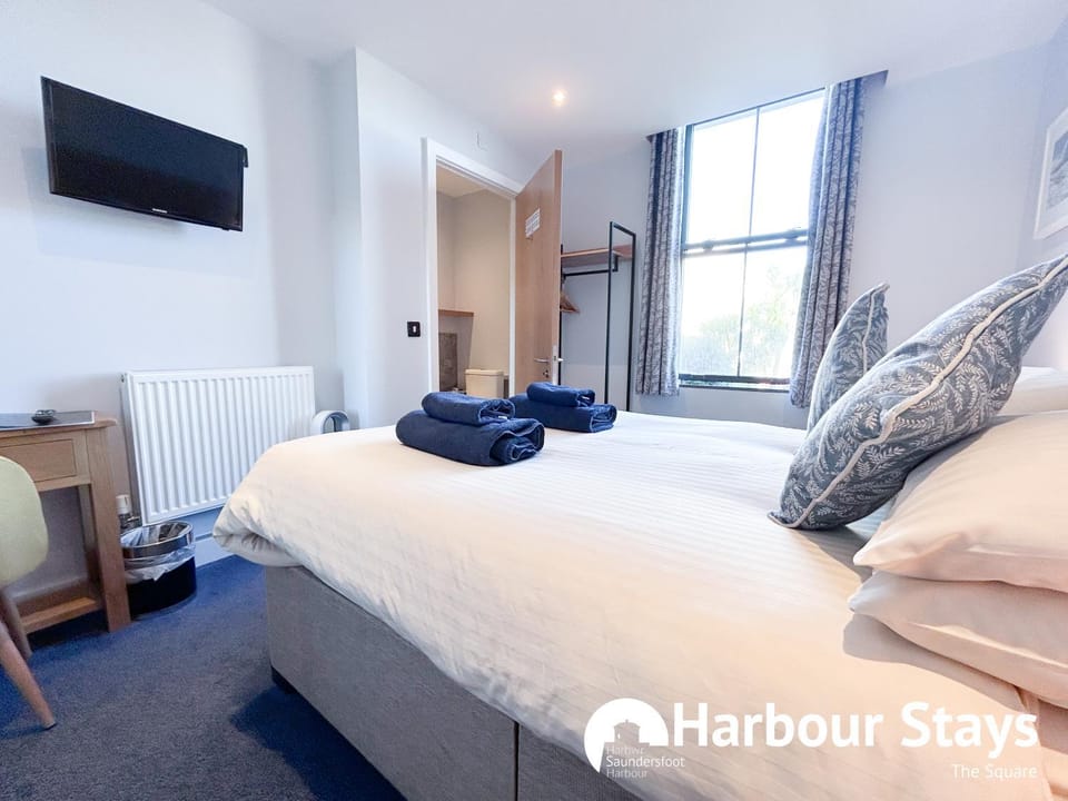 Bed, Bedroom, towels