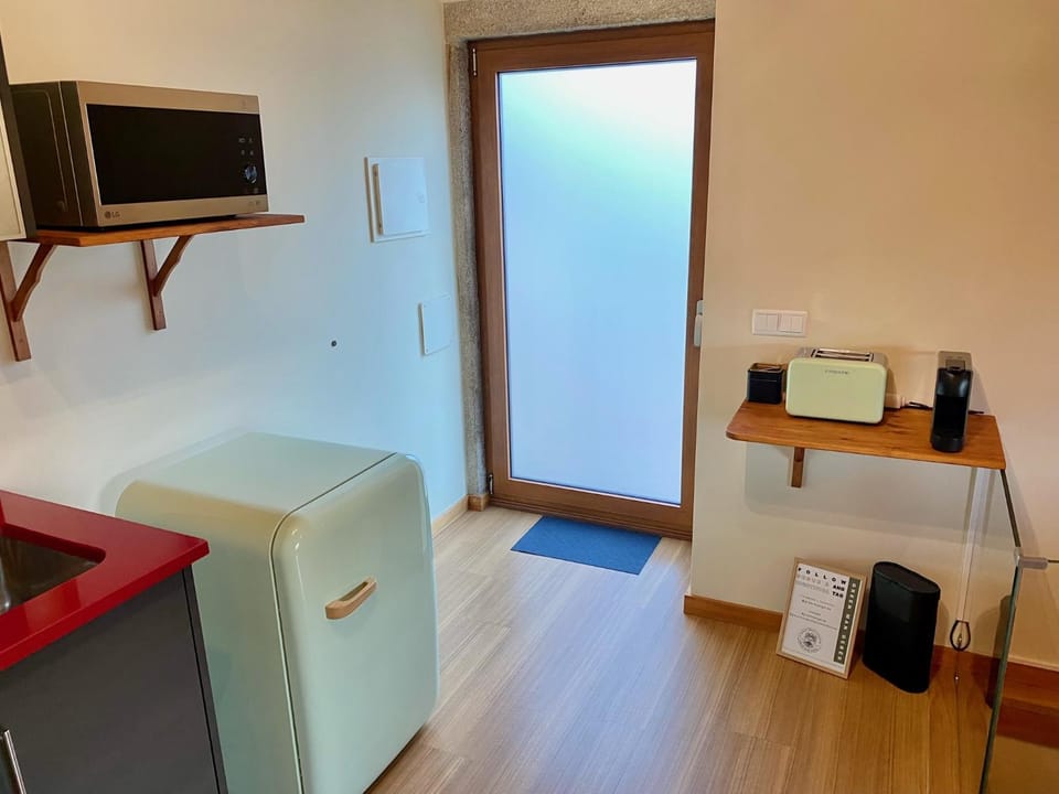 Kitchen or kitchenette, minibar