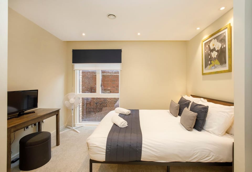 Bed, TV and multimedia, Bedroom, wardrobe