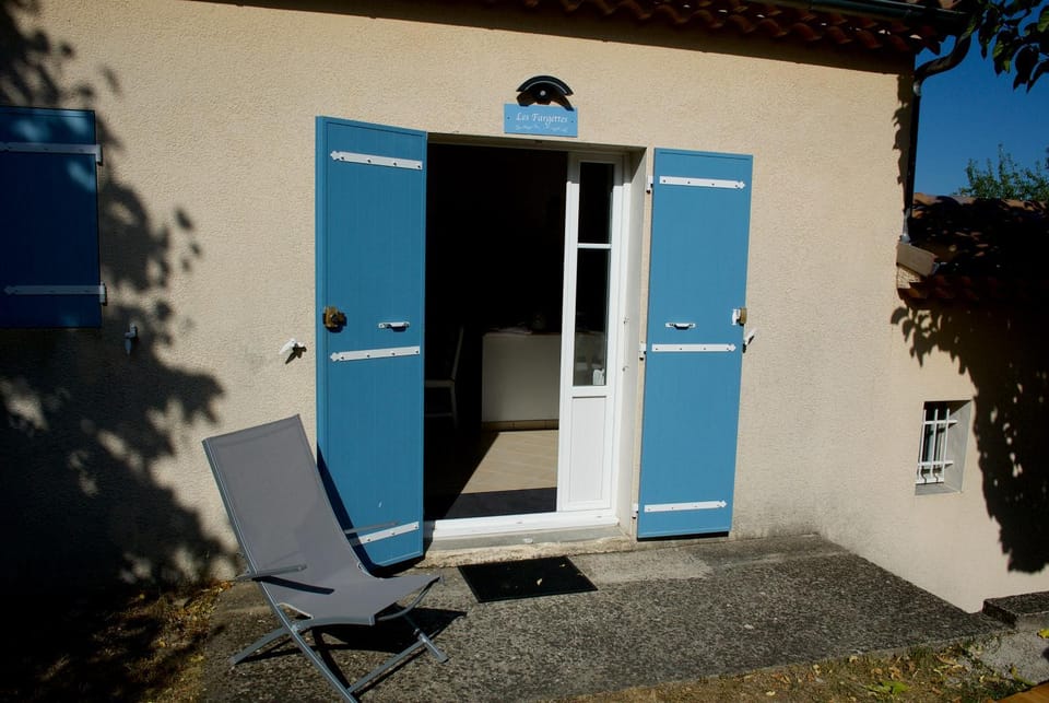 Nid douillet - LES FARGETTES - superbe vue - charmante petite maison avec jardin - 2 pièces à Privas Apartment in Provence