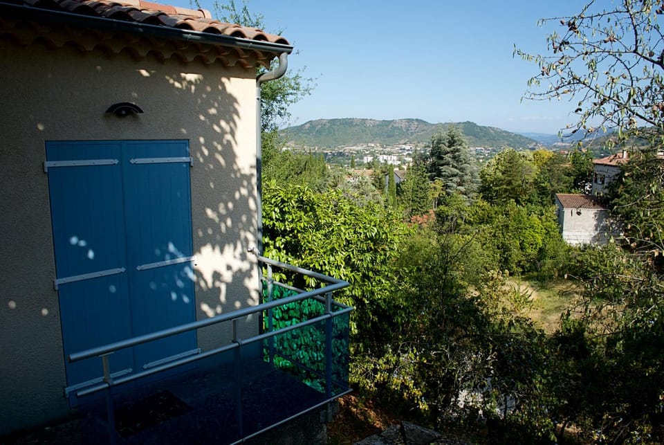 Nid douillet - LES FARGETTES - superbe vue - charmante petite maison avec jardin - 2 pièces à Privas Apartment in Provence