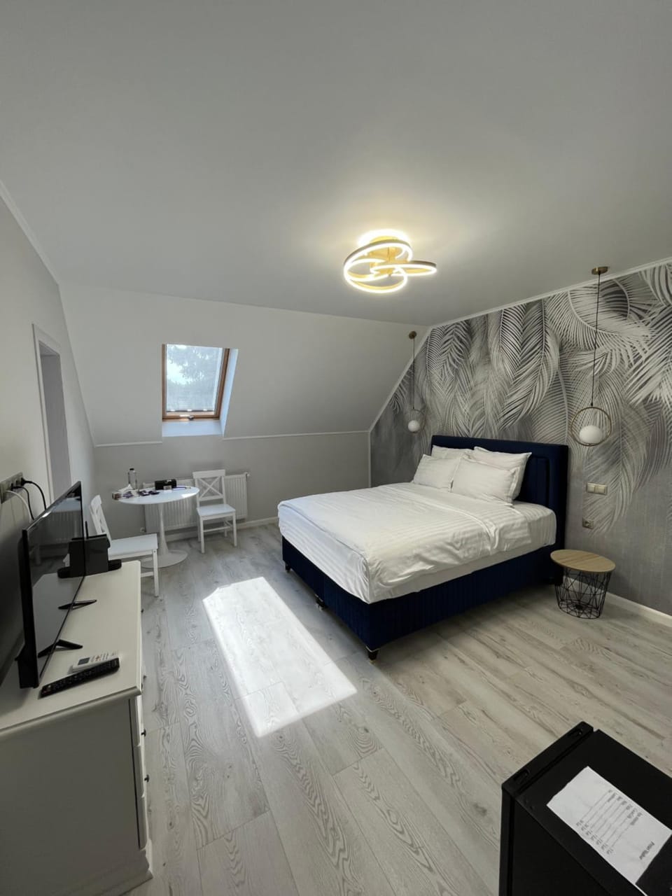 Bed, TV and multimedia, Photo of the whole room, Bedroom, hair dresser