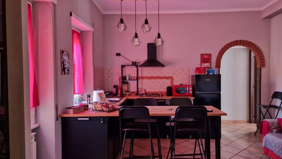 Kitchen or kitchenette, Dining area, minibar
