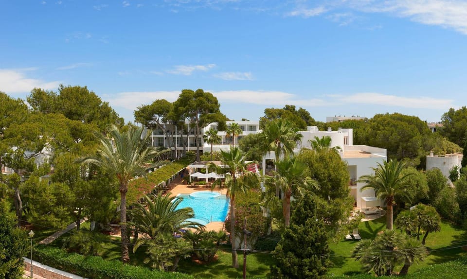Restaurant/places to eat, Garden, Hot Tub, View (from property/room), Balcony/Terrace, Lounge or bar, Swimming pool