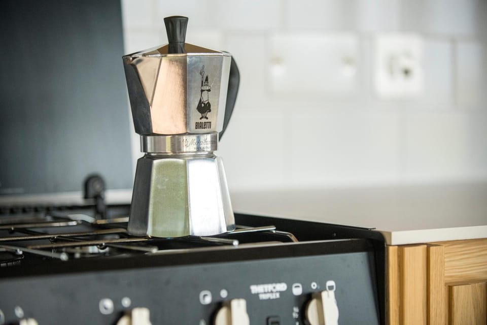 Coffee/tea facilities, Kitchen or kitchenette, stove