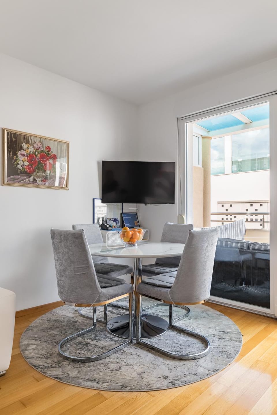 Bačvice - 2 BR , terrace,3 air conditioners, parking,elevator 3 minutes to the beach Apartment in Split