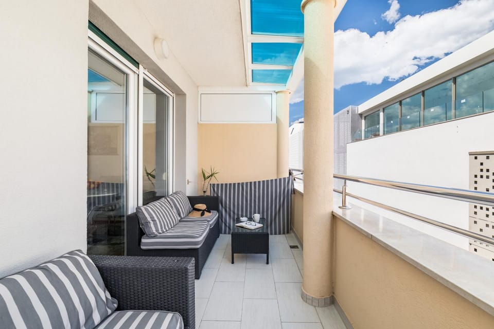 Bačvice - 2 BR , terrace,3 air conditioners, parking,elevator 3 minutes to the beach Apartment in Split