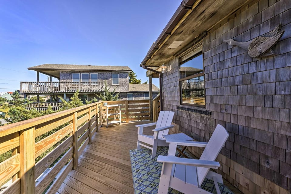 Walk to Bay & Boat Launch: Beach House in Avon House in Avon