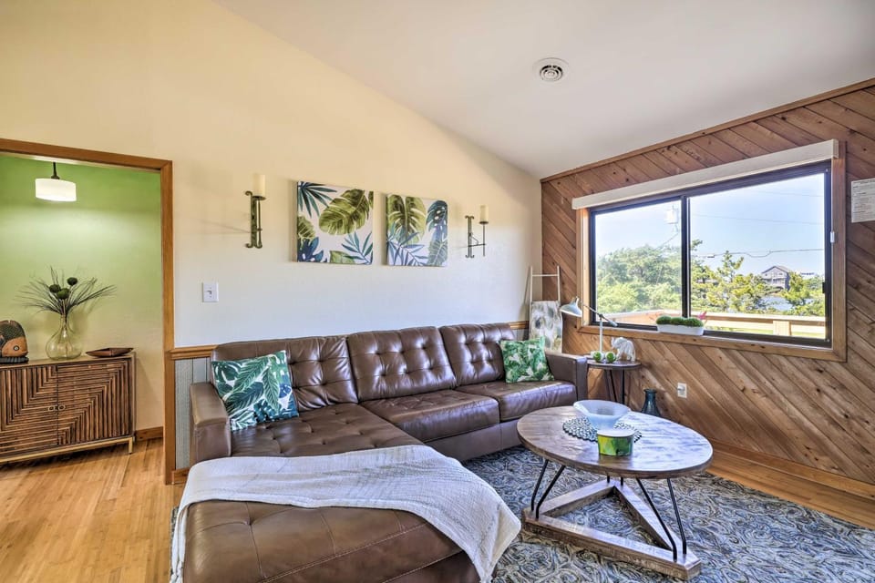 Walk to Bay & Boat Launch: Beach House in Avon House in Avon