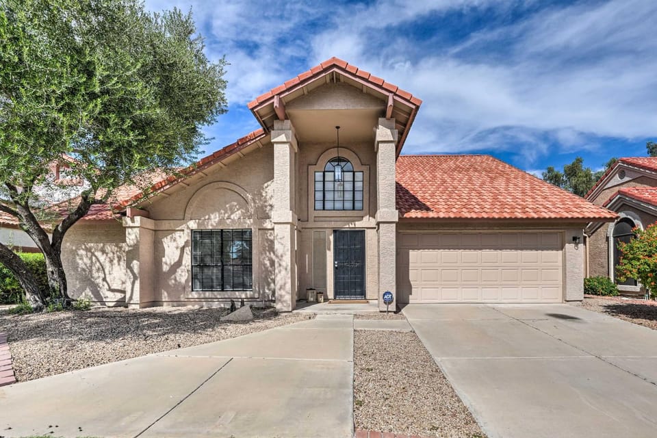 Ideal for Snowbirds! Poolside Getaway in Glendale House in Glendale