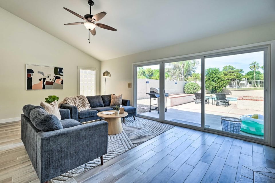 Ideal for Snowbirds! Poolside Getaway in Glendale House in Glendale