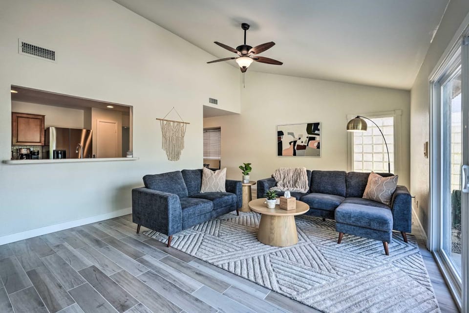 Ideal for Snowbirds! Poolside Getaway in Glendale House in Glendale