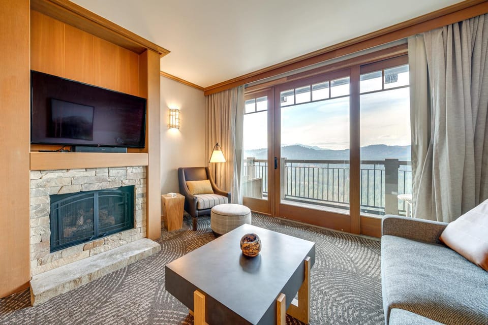Mountain Views & Pool Access: Cle Elum Condo! House in Kittitas County