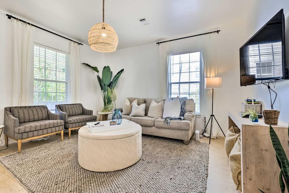 Modern & Chic Gulfport Escape: Walk to Beach! House in Gulfport