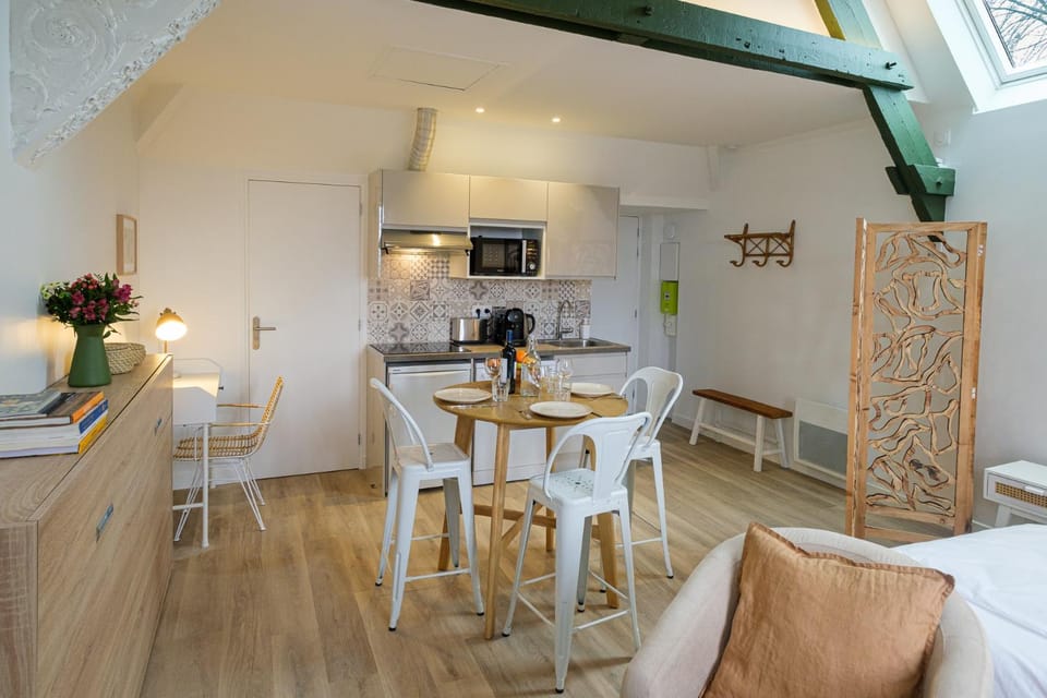Kitchen or kitchenette, Dining area