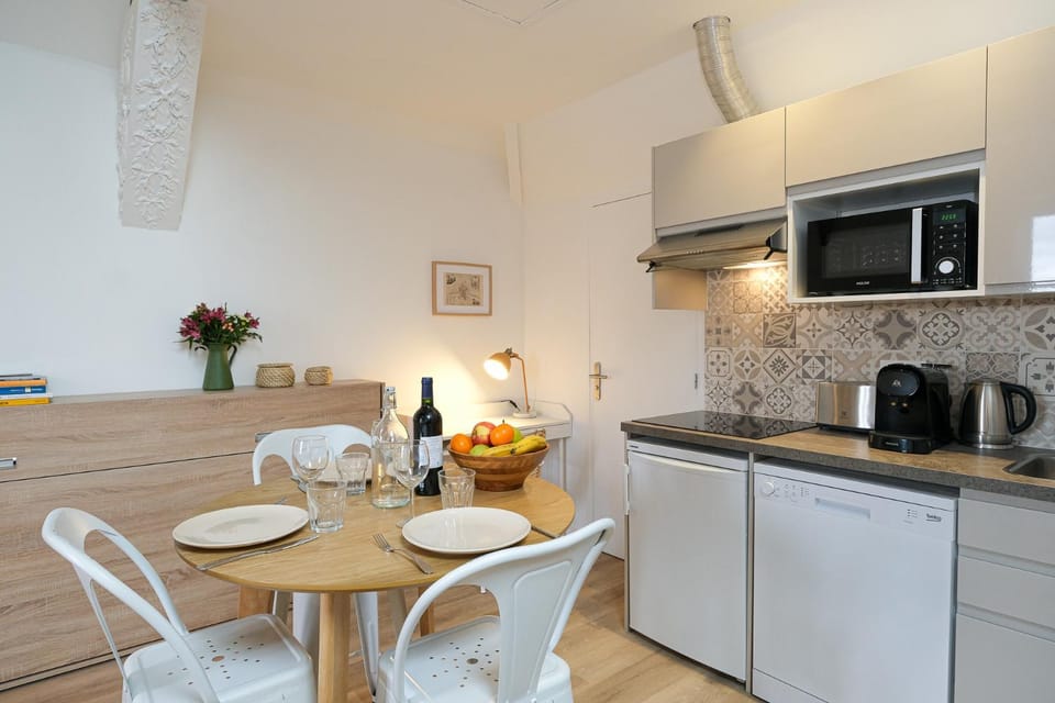 Kitchen or kitchenette, Dining area