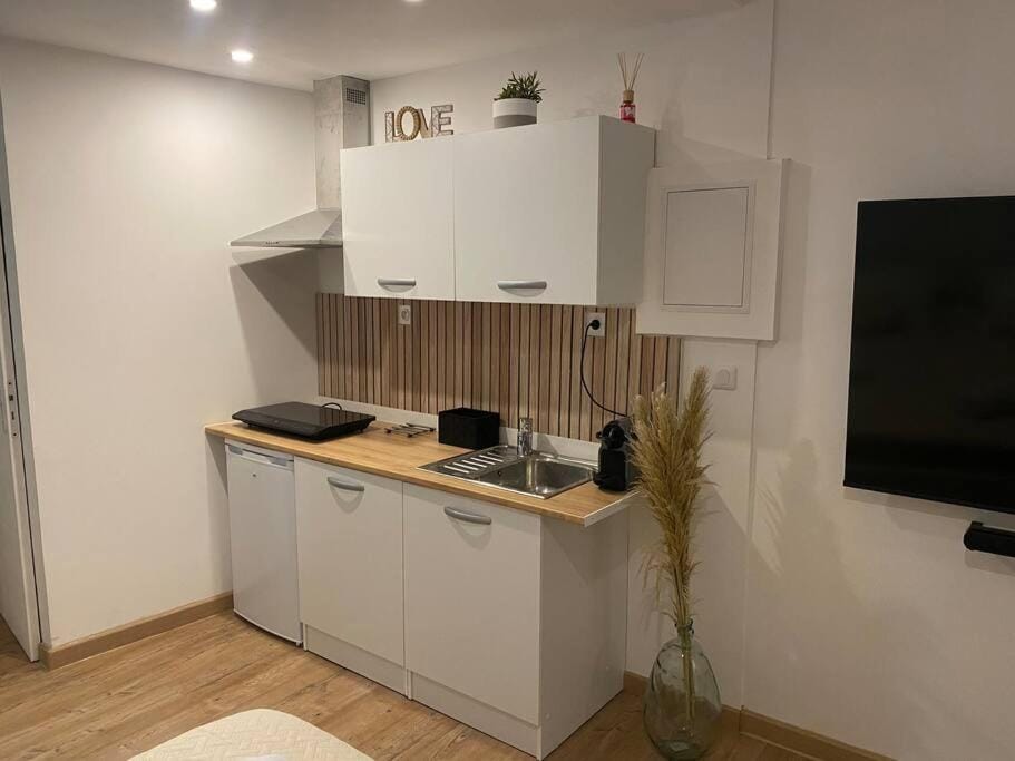 Superbe suite avec jacuzzi patio et sauna Apartment in La Ciotat