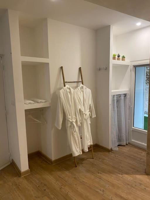 Superbe suite avec jacuzzi patio et sauna Apartment in La Ciotat