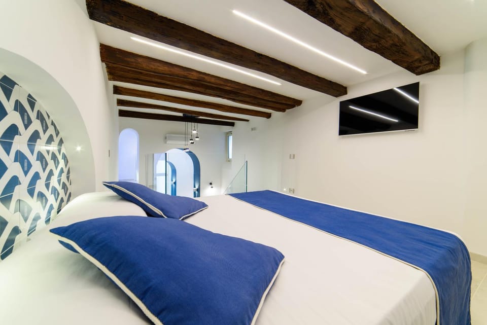 Bed, TV and multimedia, Photo of the whole room, Bedroom