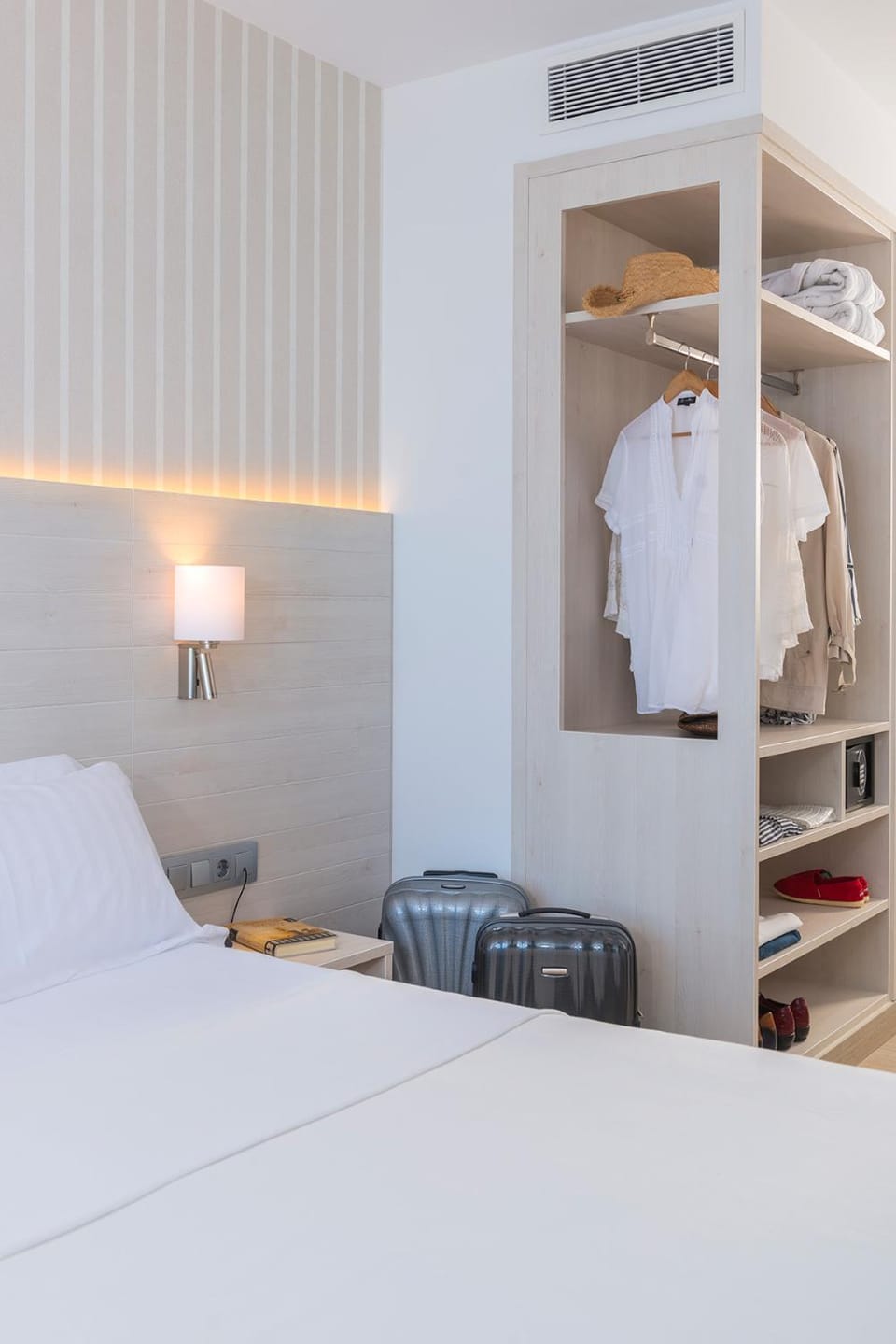 TV and multimedia, Photo of the whole room, Bedroom