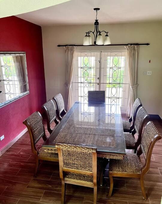 Seating area, Dining area, Dinner, Dinner, Family, hair dresser