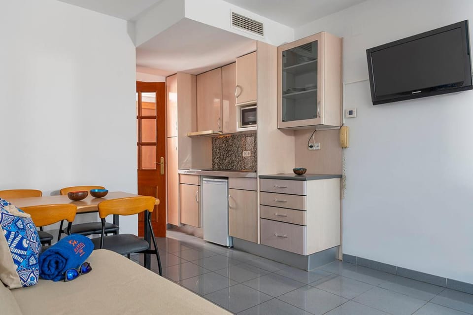 TV and multimedia, Kitchen or kitchenette, Dining area, kitchen, air conditioner