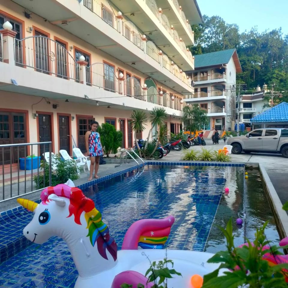 Property building, Communal lounge/ TV room, Day, People, Evening entertainment, Pool view, Swimming pool, group of guests, Parking