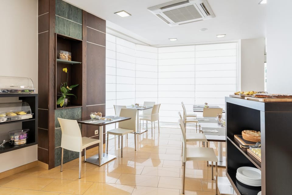 Lounge or bar, Breakfast