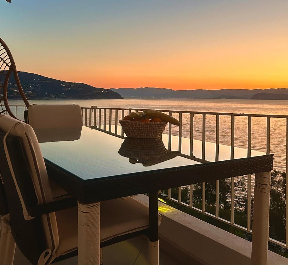 Natural landscape, View (from property/room), Balcony/Terrace, Dining area, Mountain view, Sea view, Sunrise