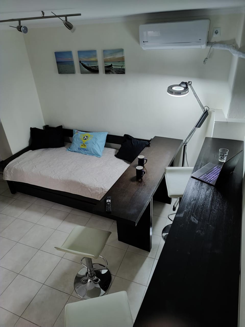 Bed, Photo of the whole room, Seating area, air conditioner