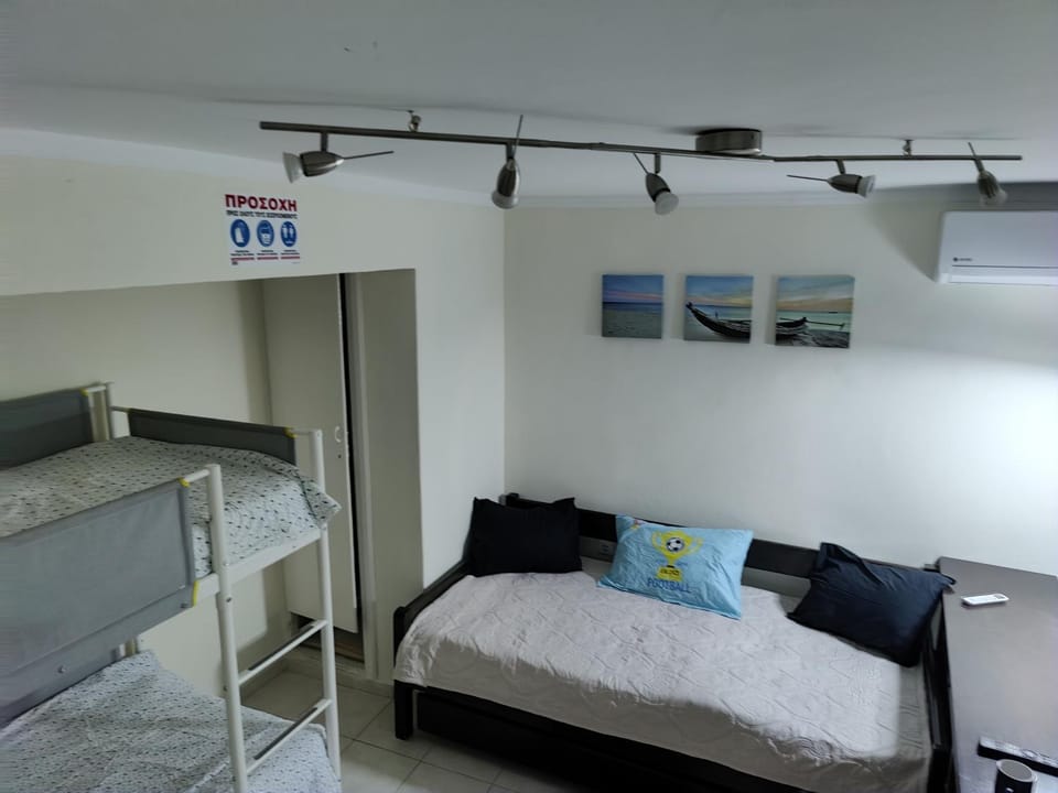 Bed, Photo of the whole room, bunk bed