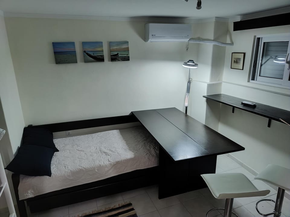 Bed, Photo of the whole room, Seating area, Bedroom, hair dresser