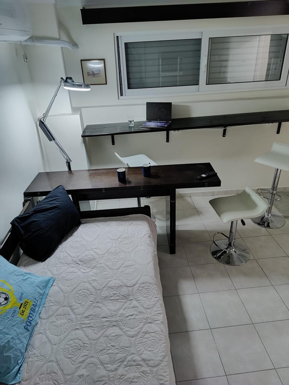 Bed, Photo of the whole room, hair dresser