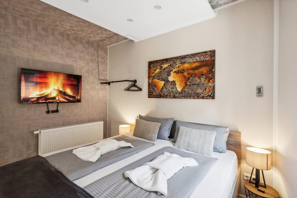 Bed, TV and multimedia, Bedroom, towels