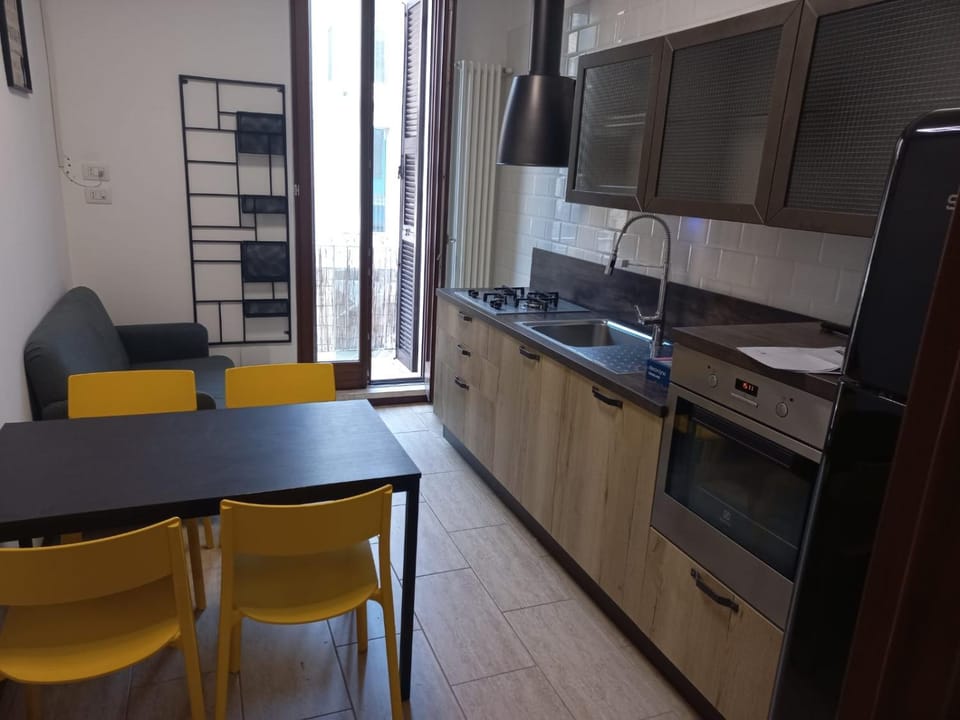 Kitchen or kitchenette, Dining area, stove