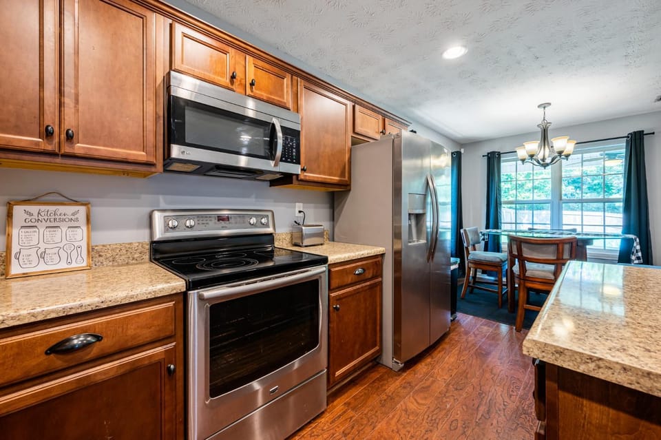Fenced BKYD & Firepit 1 Mile To Lakepoint Sports House in Cartersville