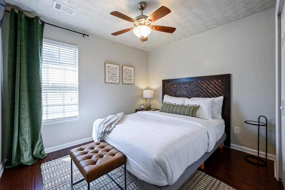 Stay In This Chic Townhome Near Olde Rope Mill House in Woodstock