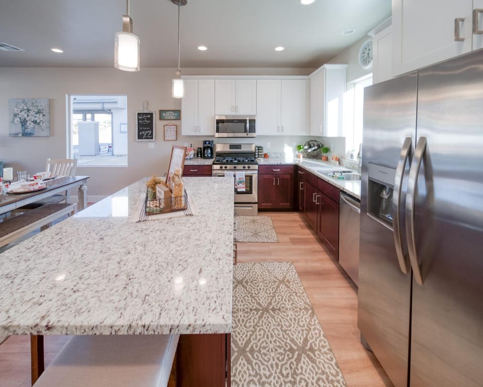 Kitchen or kitchenette, Dining area, dishwasher, minibar, pet friendly, stove, toaster