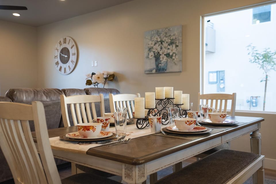 Seating area, Dining area