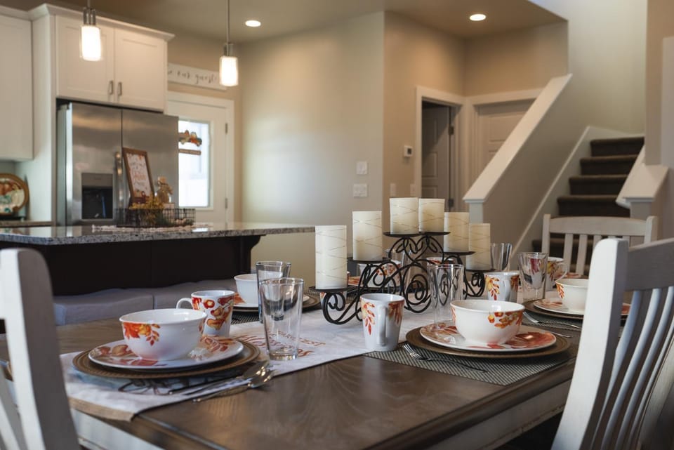 Kitchen or kitchenette, Seating area, Dining area