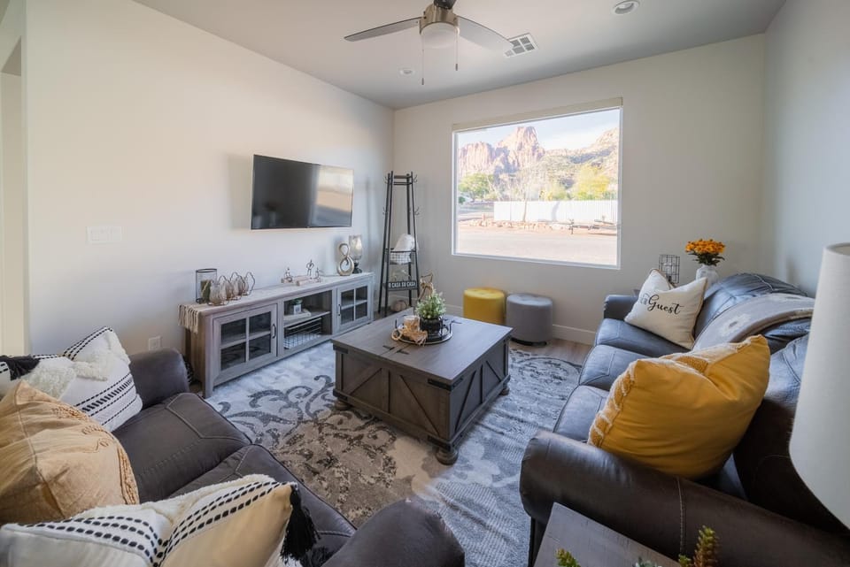 TV and multimedia, Living room, Seating area, Evening entertainment, Mountain view, fireplace