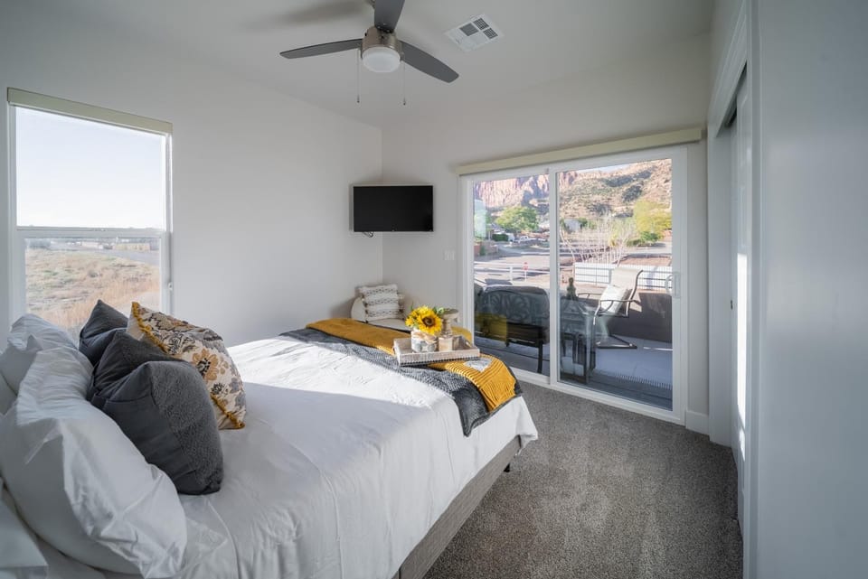 Bed, Natural landscape, TV and multimedia, View (from property/room), Balcony/Terrace, Photo of the whole room, Bedroom