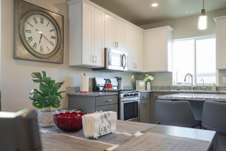 Coffee/tea facilities, Kitchen or kitchenette, Dining area, minibar, pet friendly, stove