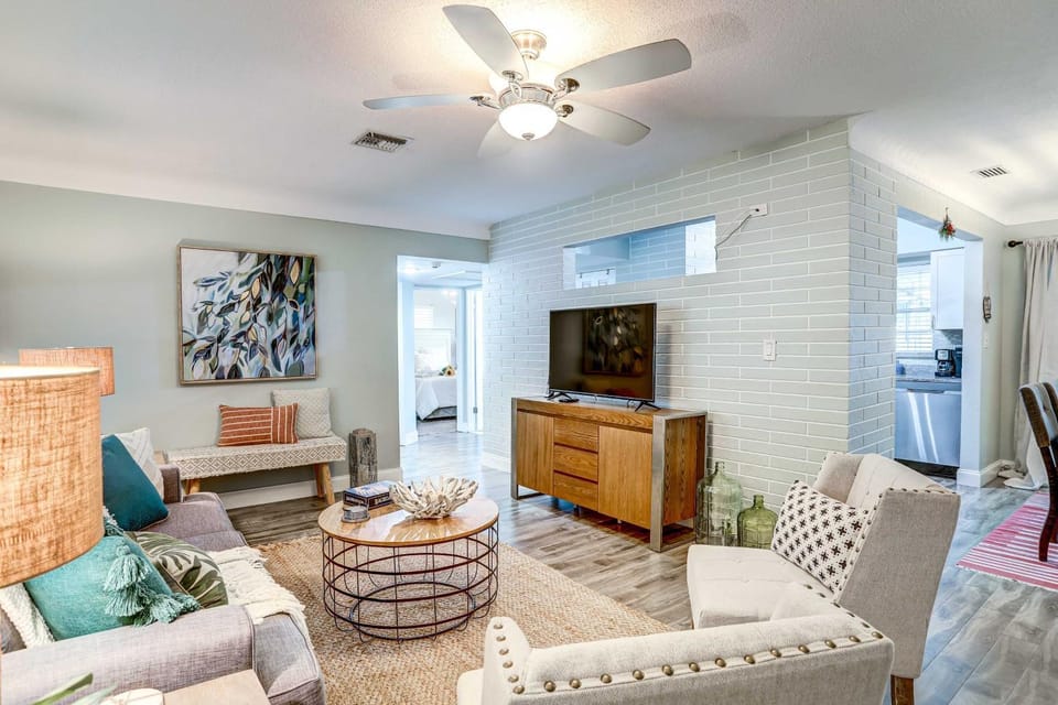 Remodeled St Petersburg Retreat w/ Hot Tub! House in Bay Pines