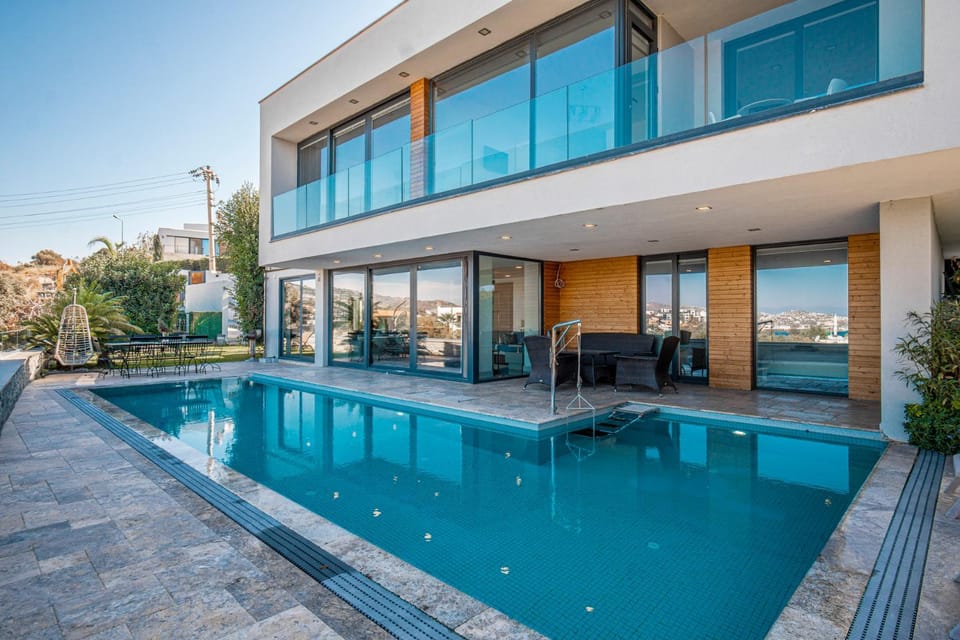 Property building, Day, Pool view, Swimming pool